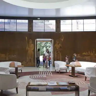 Art Deco style interior with modewrnist furniture.