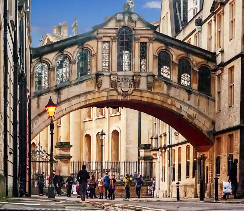 Bridge of Sighs Covered walkway with windows spanning New College Lane.