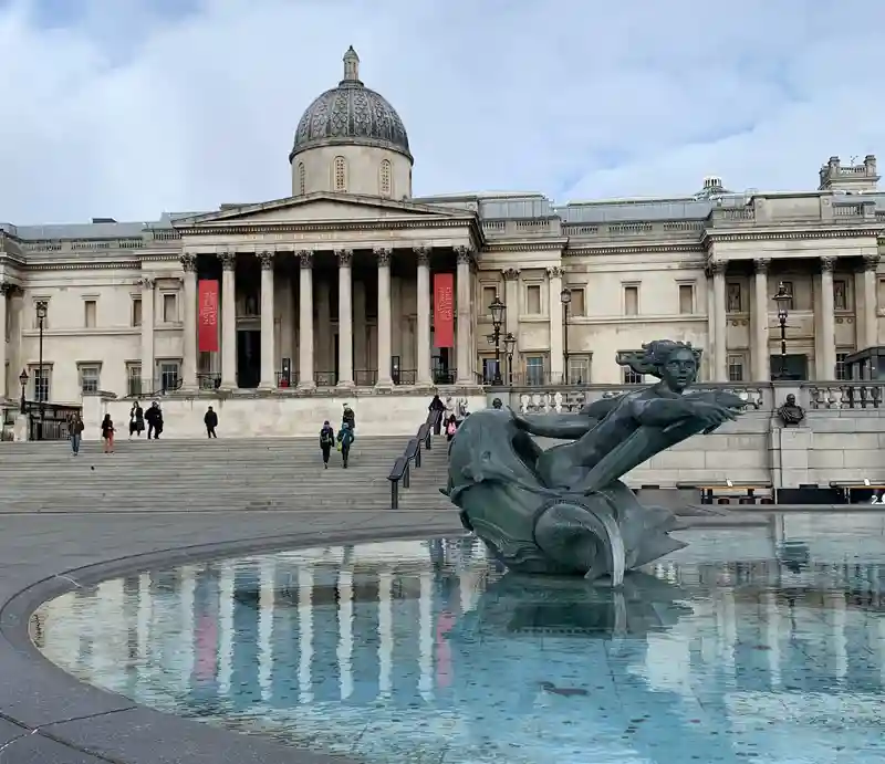 Trafalgar Square National Gallery and fountain.
