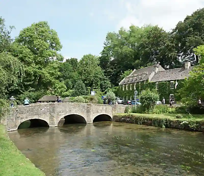 Bilbury village Bridge over the river Coln with Cotswold stone cottages.