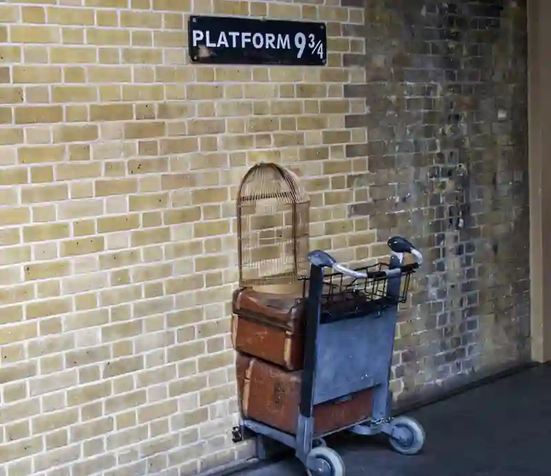 King Platform 9¾ sign and trolley disapearing through the wall.