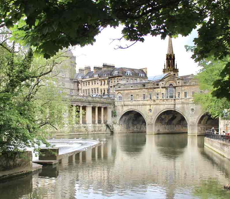 Pulteney Bridge Palladian style architecture crossing the River Avon.